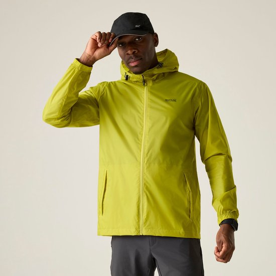 Un homme à la peau foncée porte une veste imperméable vert vif à capuche, avec une casquette noire.