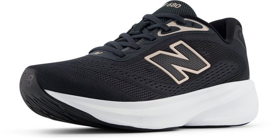 Zwarte New Balance sportschoen voor dames, zijkant zichtbaar, met roze N-logo en witte zool.