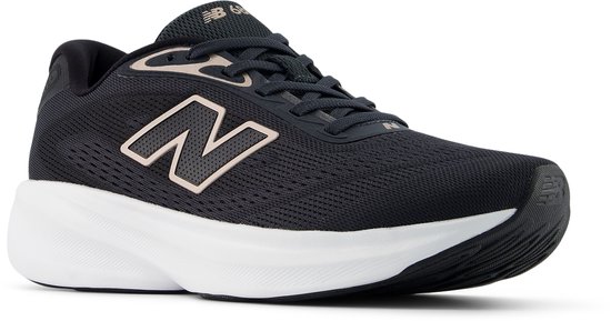 Chaussure de sport New Balance noire pour femme avec accents roses et semelle blanc et noir.