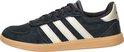 Zijkant van een zwarte Adidas sneaker met gouden strepen en gummi zool.