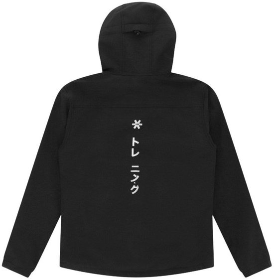 Zwarte softshell jas met capuchon en witte Japanse tekst 'トレーニング' op de rug.