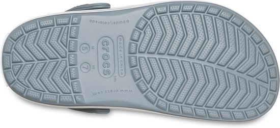 Onderkant van een grijze Croc met profiel en merknaam.