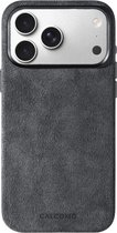 Donkergrijs Alcantara telefoonhoesje met cameralensuitsparing op een witte achtergrond.