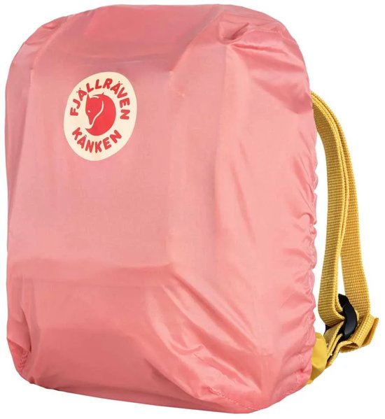 Roze regenhoes over een rugzak met gele bandjes en Fjällräven logo.