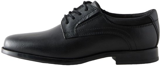 Zwarte leren veterschoen met stiksels op de neus en lage hak.