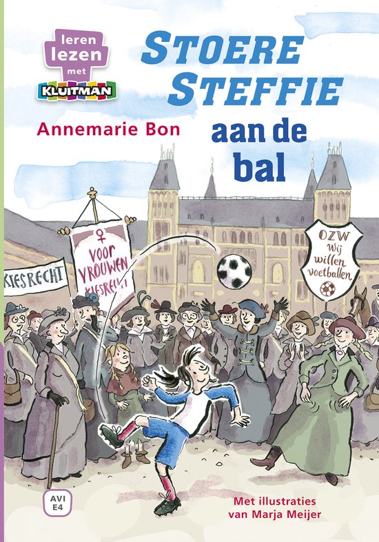 Meisje voetbalt met andere vrouwen bij een gebouw met een klok.