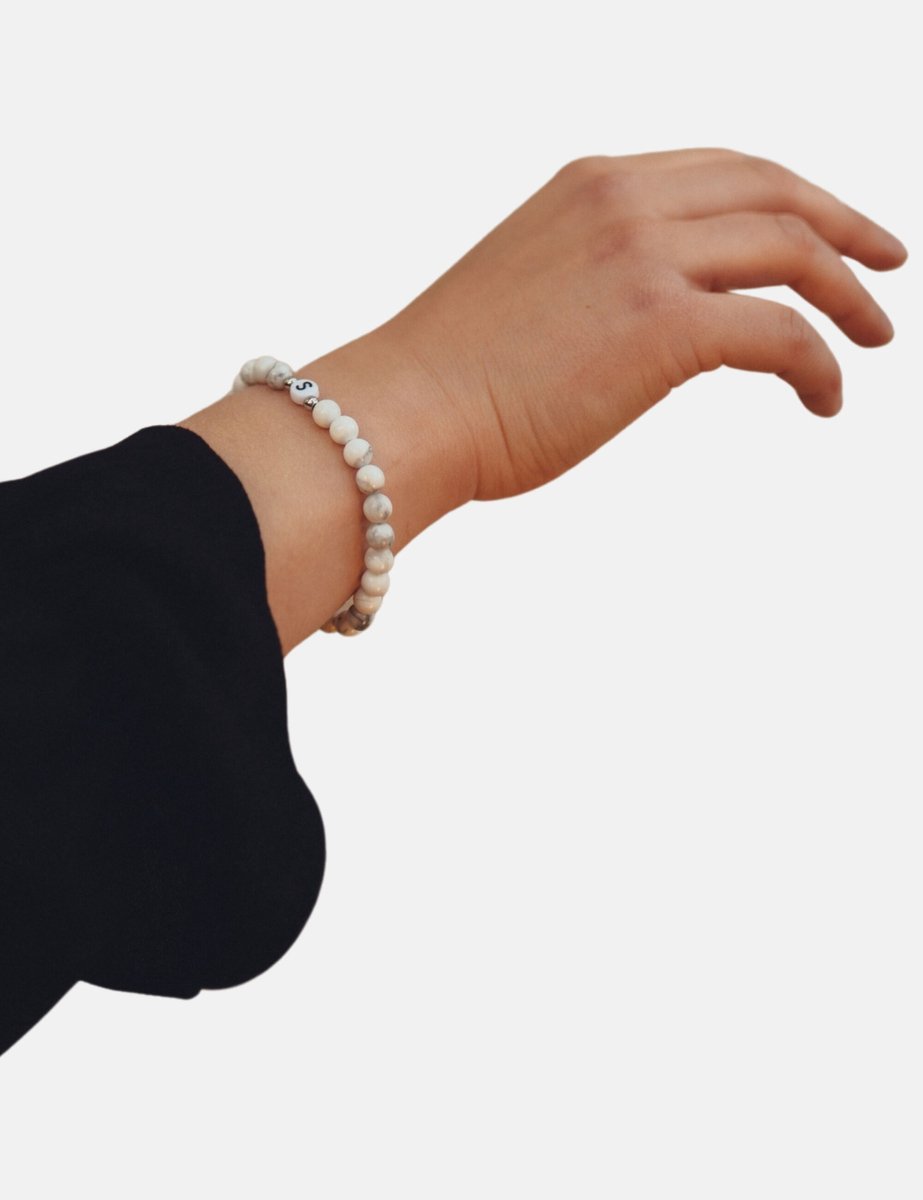 good.designs Parelarmband van howlietstenen met de letter S