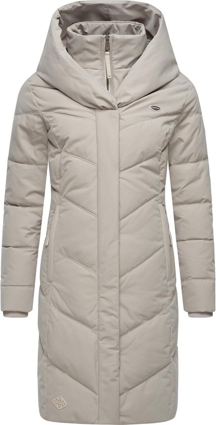 Lange beige gewatteerde winterjas voor dames met capuchon, hoge kraag, ritszakken en subtiel logo op de borst.