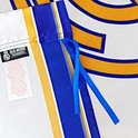 Gedetailleerde weergave van de Real Madrid vlag met logo en label.