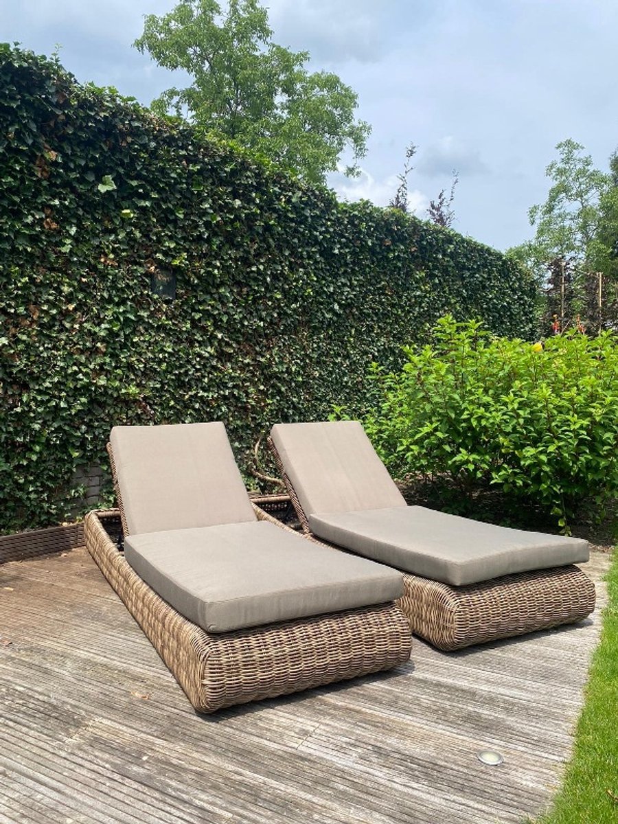 Ligbed Corsica naturel onderstel en taupe kussens