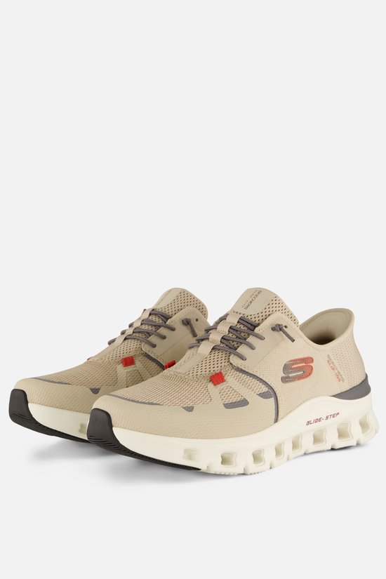 Paar lichtbruine sneakers met grijze veters, oranje en donkergrijze details.