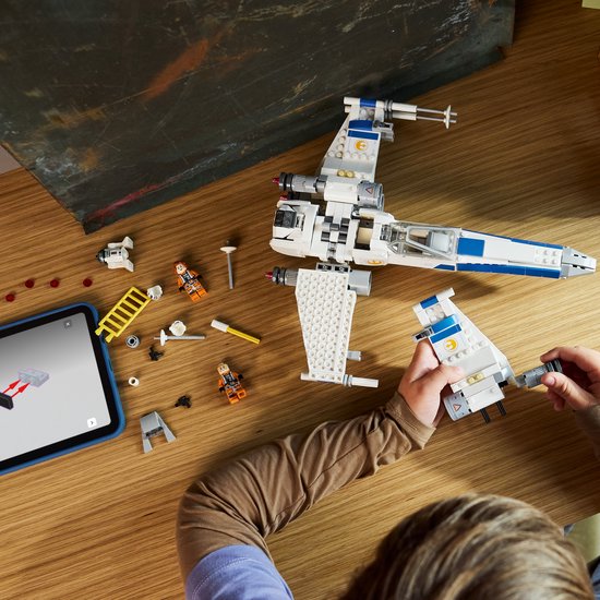 LEGO Star Wars New Republic X-Wing Starfighter™ - 75460 | bol
