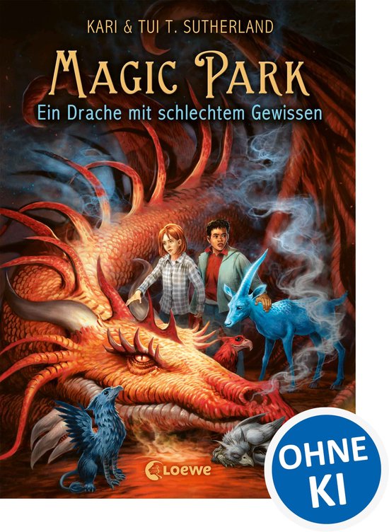 Boekomslag 'Magic Park 2 - Een draak met een slecht geweten'. Een grote rode draak kijkt naar twee kinderen, een jongen en een meisje. Ook zijn er blauwe en grijze mythische wezens.