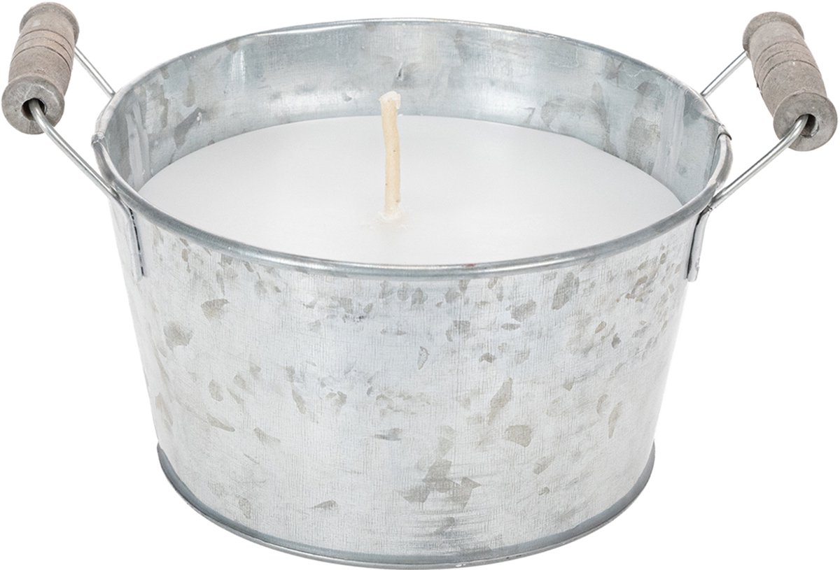 Kaars in een zinken emmer voor sfeervolle decoratie op terras en balko
