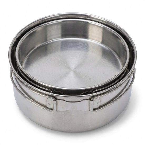 Deux casseroles en acier inoxydable empilées l'une dans l'autre. La casserole extérieure a deux poignées pliables.