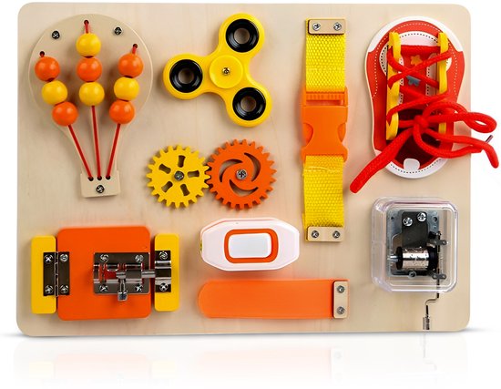 Houten activiteitenbord met diverse mechanismen zoals een spinner, tandwielen en een schoenveter.