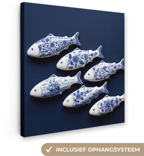 Vijf keramische vissen met blauw-witte Delftsblauwe patronen op een donkerblauwe achtergrond, met tekst 'Inclusief ophangsysteem'.