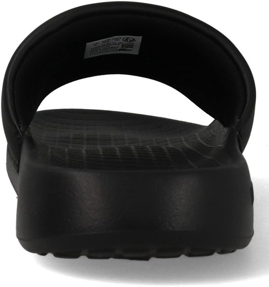 Achterkant van zwarte Lacoste slipper met geribbelde zool en maat-info.