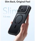 Slanke, doorschijnende zwarte telefoonhoes van 1,5 mm, gedragen door een hand.