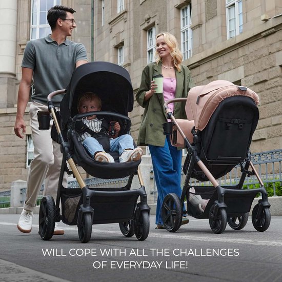 Ouders wandelen met twee kinderwagens, een zwart en een lichtroze model.