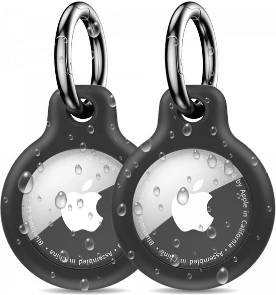 Twee zwarte AirTag hoesjes met zilveren ring, bedekt met waterdruppels.