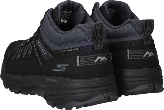 Achterkant paar zwarte middelhoge wandelschoenen, met grijze kraag en logo's.