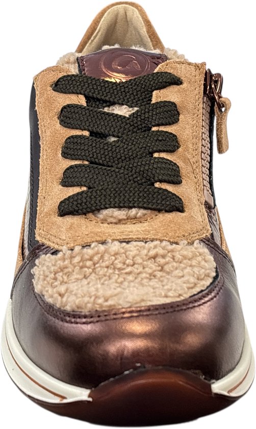 Vooraanzicht bruine sneaker met beige suède, shearling neus en metallic koperkleurige panelen.