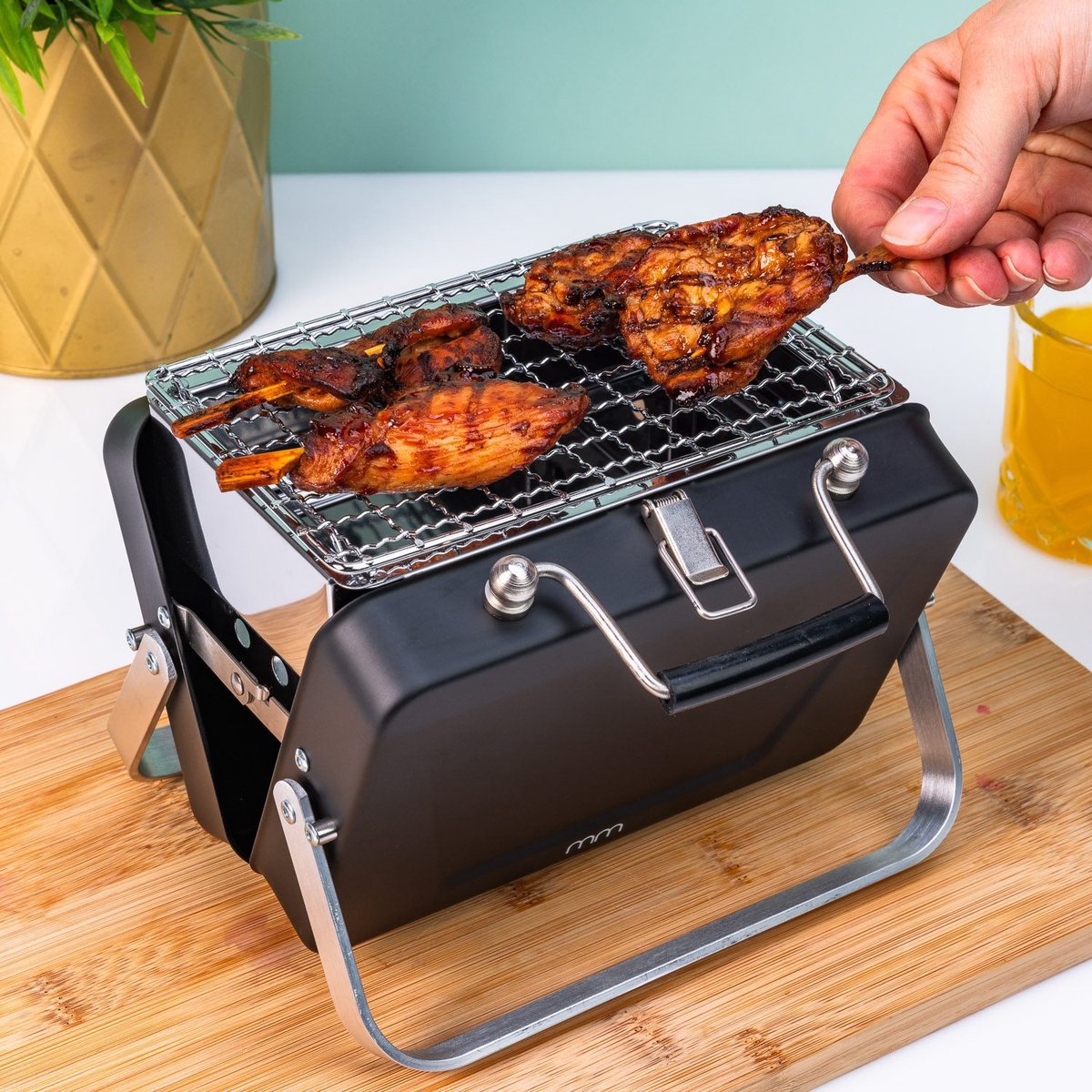 Mikamax Draagbare Mini BBQ - Barbecue - 's Werelds Kleinste Barbecue - Past in je Broekzak - 18 Ă— 6 Ă— 155 cm - 714 gram - Mat Zwart
