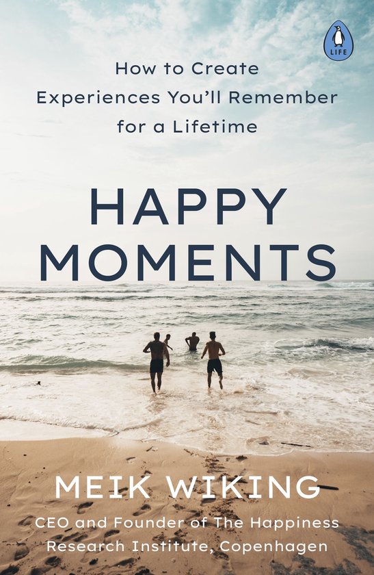 Livre 'Happy Moments' par Meik Wiking. Trois hommes entrent dans l'océan sur une plage.