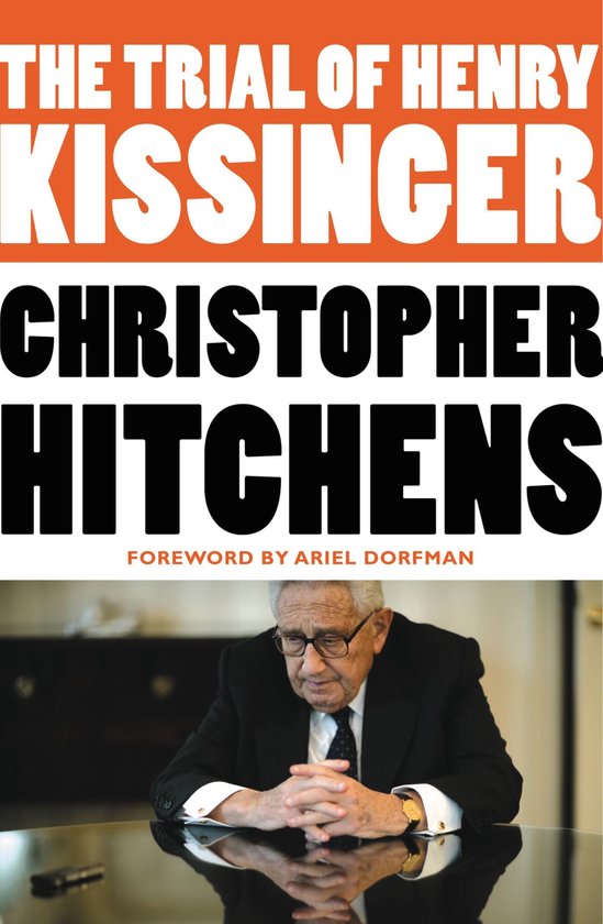 De omslag van het boek 'The Trial of Henry Kissinger' door Christopher Hitchens. Henry Kissinger is in het zwart gekleed en kijkt naar beneden.