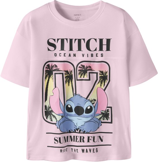 Lichtroze T-shirt met korte mouwen, met Stitch en de tekst 'STITCH OCEAN VIBES 02 SUMMER FUN RIDE THE WAVES'.