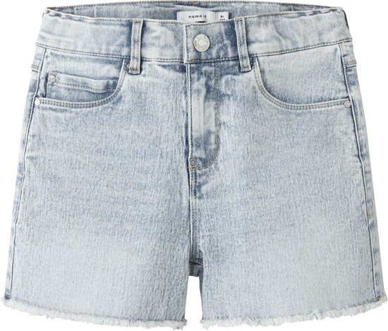 Lichtblauwe denim shorts met rafelende zoom en metalen knoopsluiting.