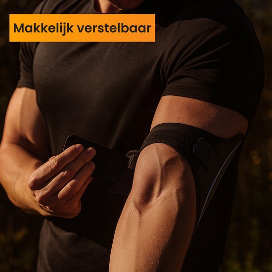 Man past een zwarte sportarmband aan om zijn bovenarm.