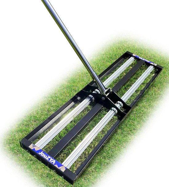 Close-up van een zwarte gazon egaliseerrakel met vier roestvrijstalen rollers op groen gras.