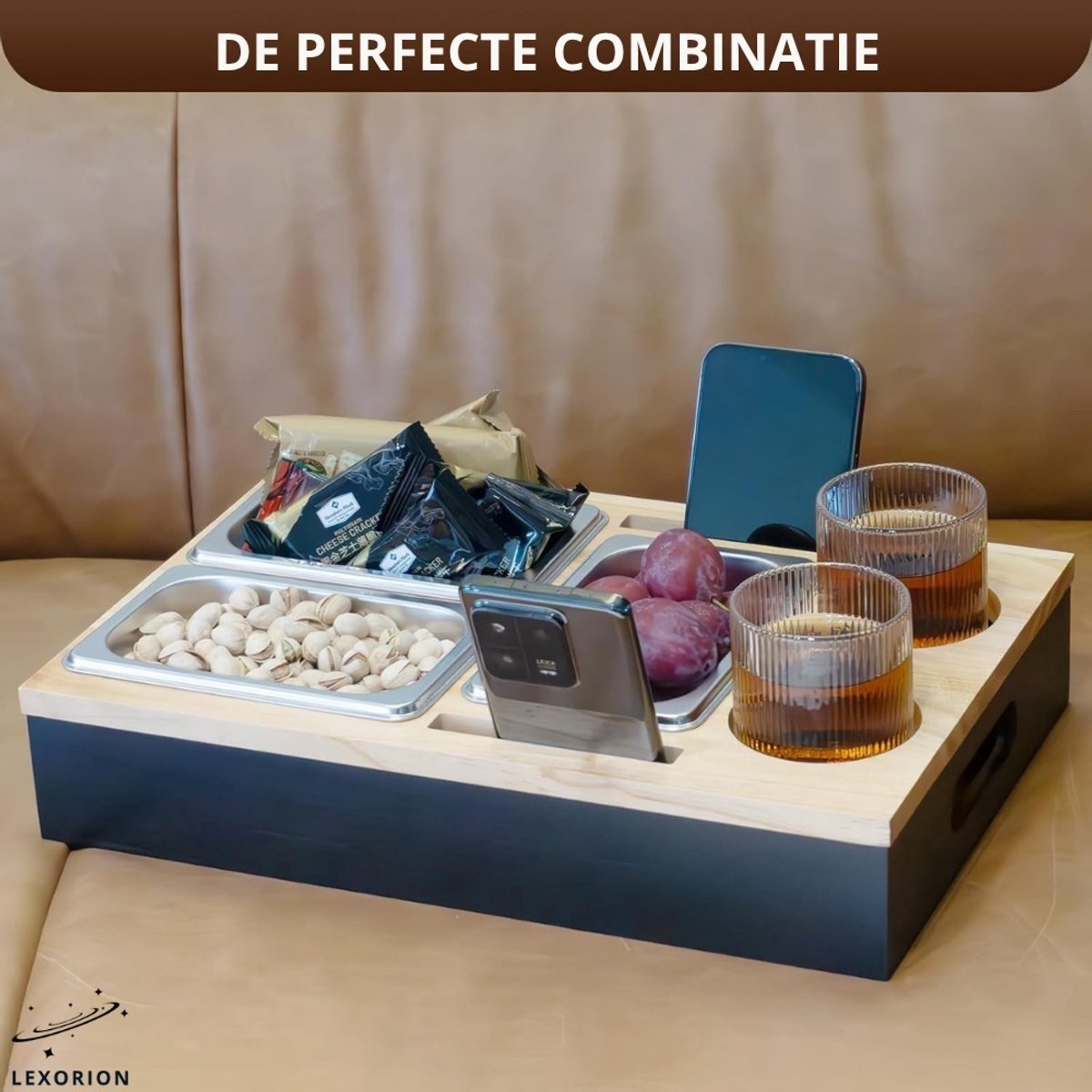 Lexorion Couch Sofa Bar Snack Box – Couch & Chill Sofa Tray – Bamboe Bank Butler – Zwarte Sofa Bar Snack Box met Roestvrijstalen Kommen – Cupholder – Wijn Glazen Houder – Organizer voor Afstandsbediening en Snacks – Cadeau voor Hem & Haar — cadeau in Kookcadeaus - foto 2