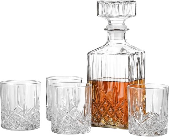 Carafe en verre à décor côtelé, remplie d'un liquide ambré, à côté de 4 verres à motif losange.