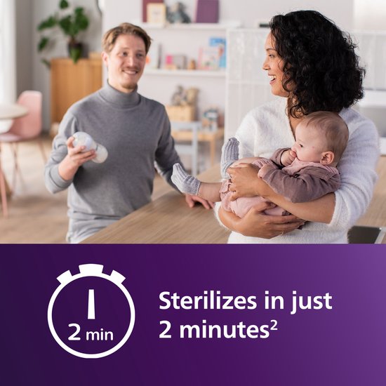Een stel verzorgt hun baby. De vader houdt een fles vast. Tekst: Steriliseert in slechts 2 minuten.