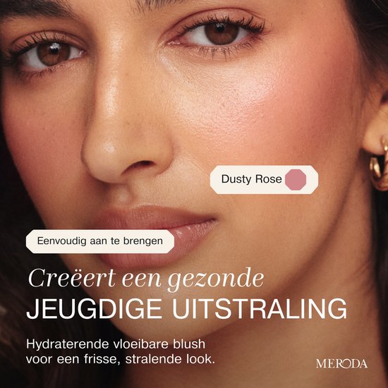 Close-up van een vrouw met een roze-rode, vloeibare blush op haar wangen. De blush creëert een gezonde, jeugdige uitstraling.