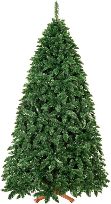 Volle, groene kunstkerstboom met houten standaard op witte achtergrond.