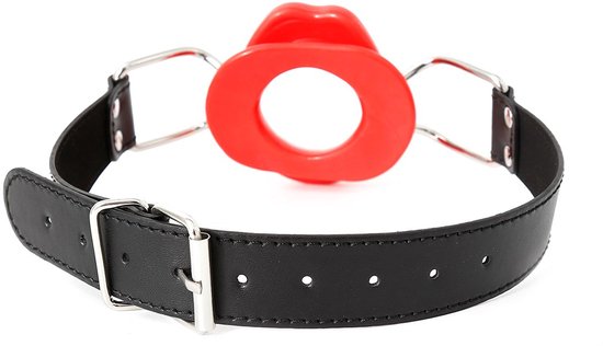 Zwarte leren band met gesp, rode lipvormige bal en metalen ringen.