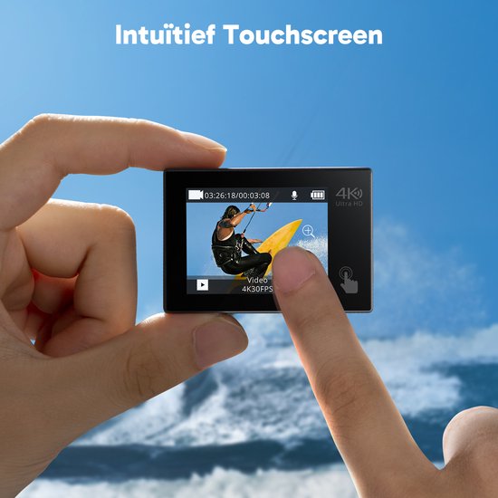Een vinger bedient het touchscreen van een AKASO actiecamera waarop een surfer te zien is.