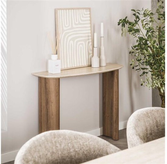 Halvemaanvormige console tafel met lichtbruin keramiek blad en houten pootjes, met kunst aan de muur.