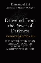 Boekomslag 'Delivered From the Power of Darkness', met donkere achtergrond, boomtakken en tekst over een Afrikaanse ex-heks.