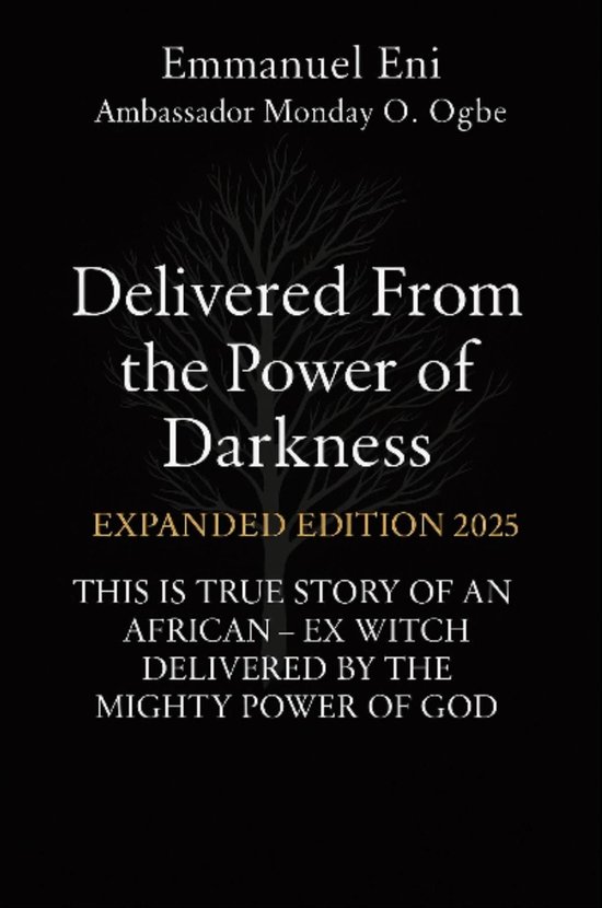 Boekomslag 'Delivered From the Power of Darkness', met donkere achtergrond, boomtakken en tekst over een Afrikaanse ex-heks.