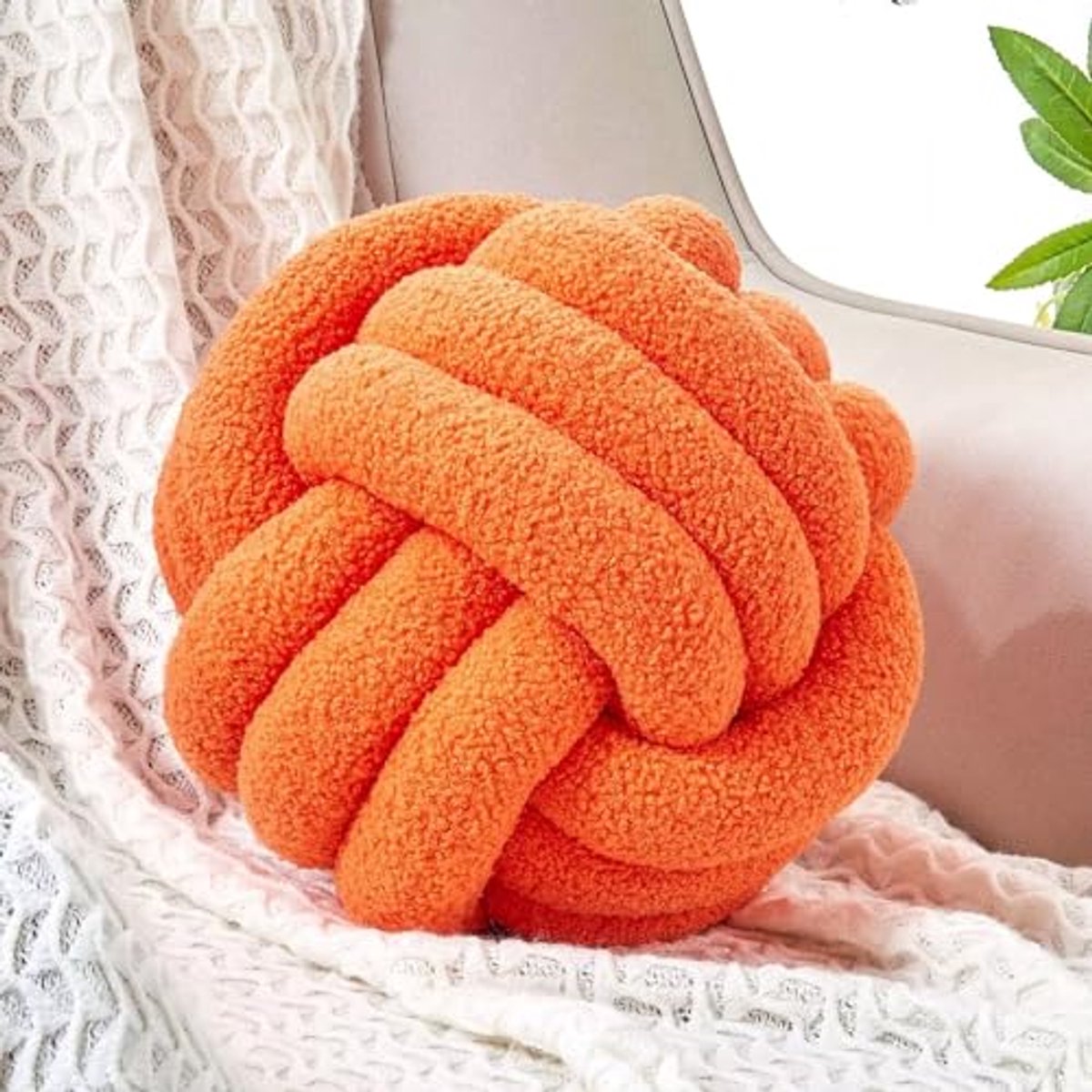 Zacht knoopkussen - Handgemaakt decoratief rond pluche kussen (35,6 cm, oranje)