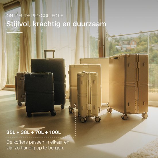 Stapel koffers in verschillende maten en kleuren (zwart, crème, beige) in een woonkamer. "Stijlvol, krachtig en duurzaam", "De koffers passen in elkaar".