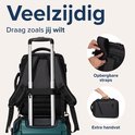 Zwarte rugzak met opbergbare banden en extra handvat, wordt op een koffer getoond.