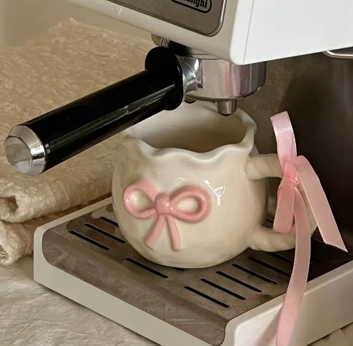 Keramische Koffiemok met Roze Strikken - Een Stukje Decoratieve Kunst