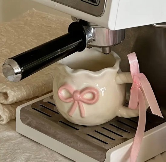 Keramische Koffiemok met Roze Strikken - Een Stukje Decoratieve Kunst