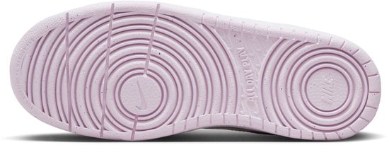 Onderkant van een lichte sneakerzool met roze cirkelvormige patronen en Nike-logo.